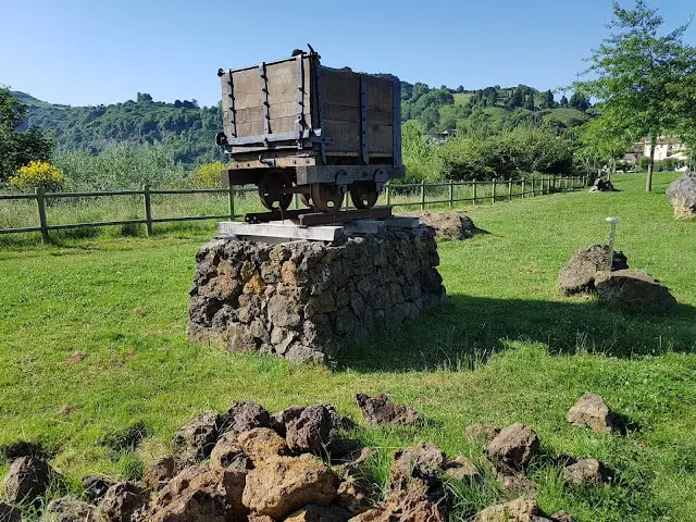 Vagoneta minera conservada como monumento en La Arboleda