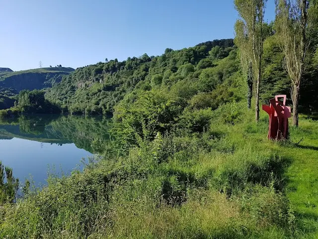 Lago minero rodeado de montes en La Arboleda