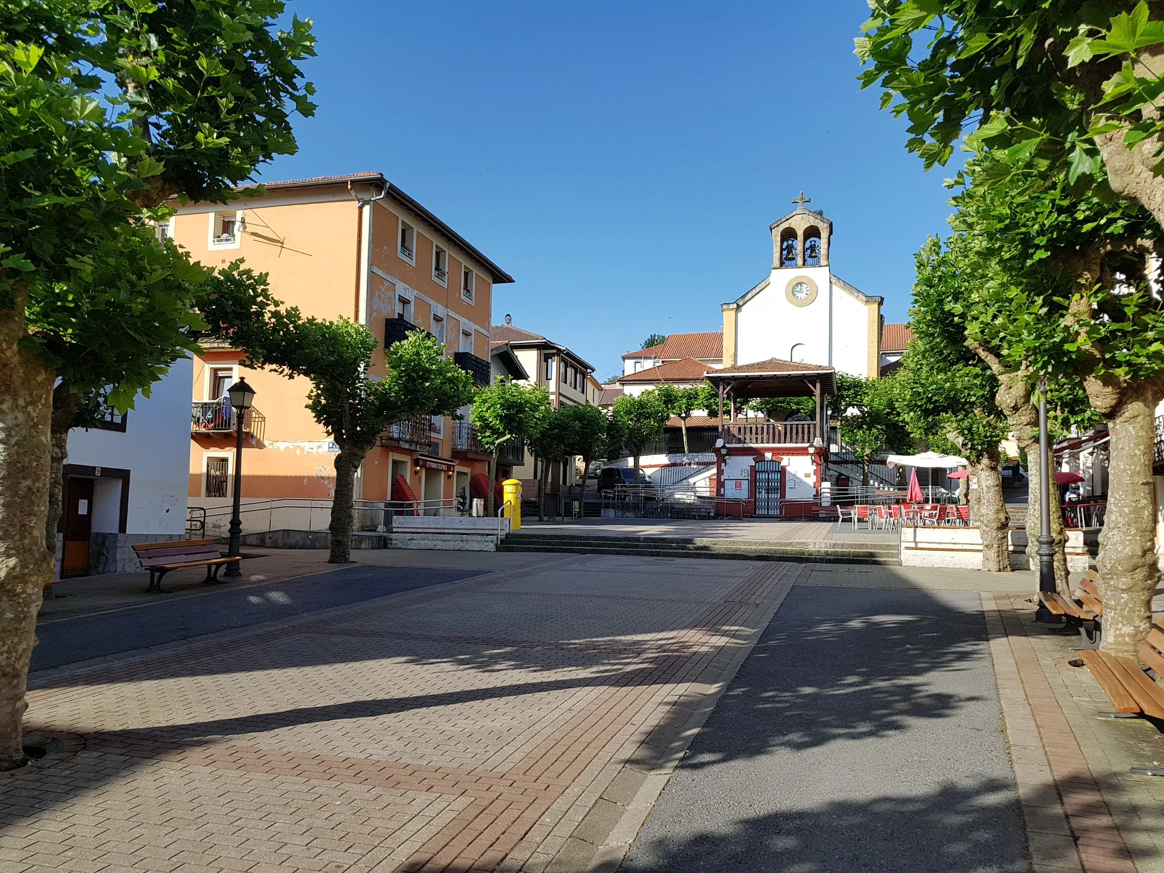 Plaza principal de La Arboleda con su iglesia