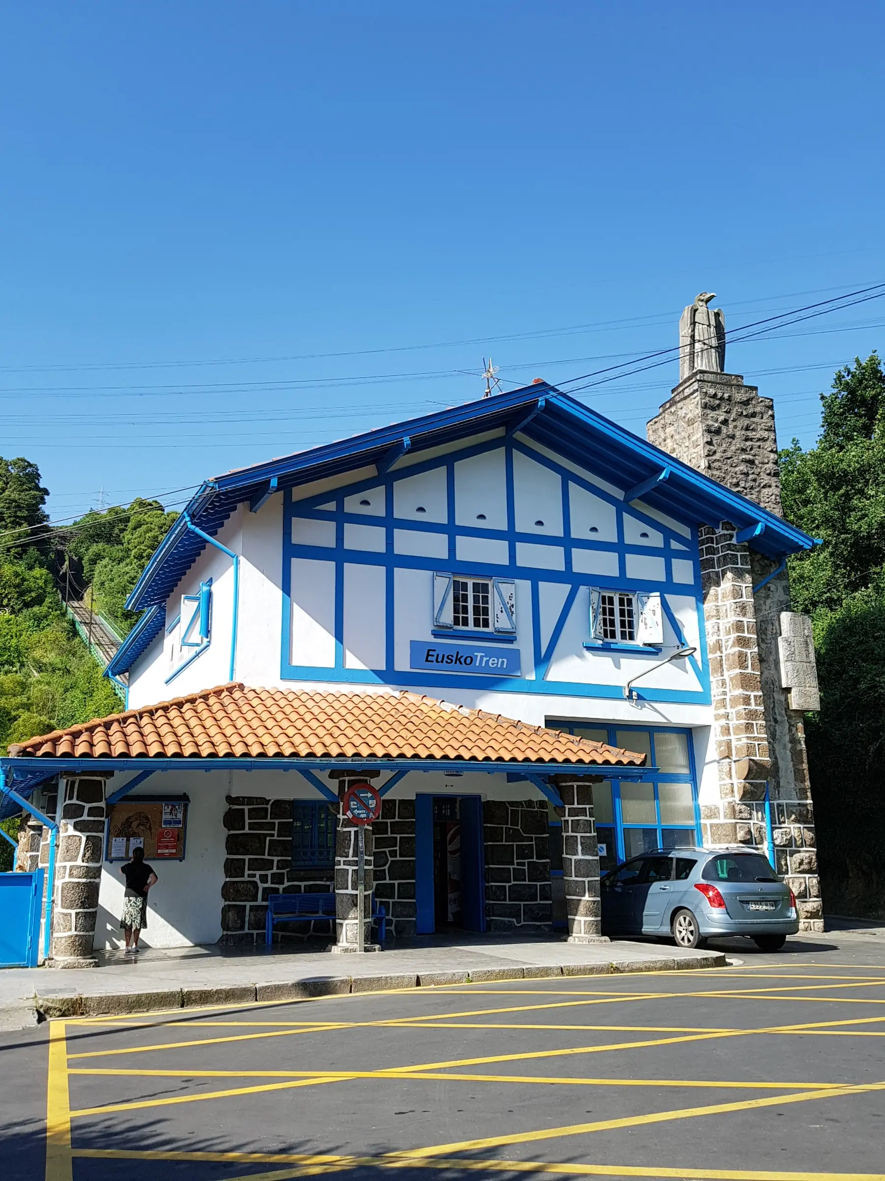 Edificio de estilo vasco con entramado azul en La Arboleda