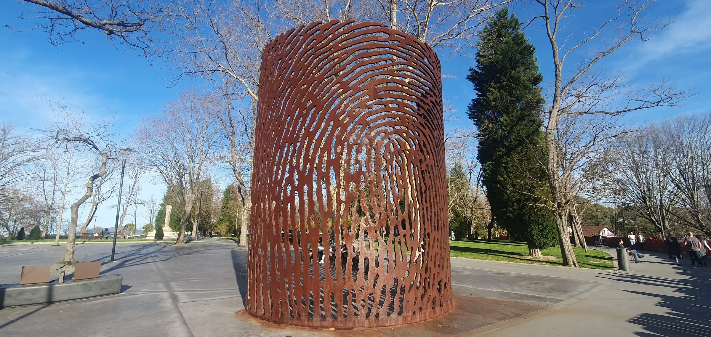 Escultura de la huella dactilar en el monte Artxanda