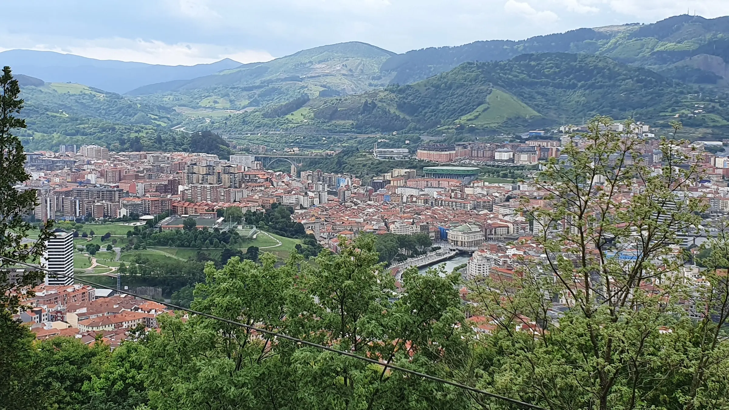Panorámica de Bilbao y sus montes desde Artxanda