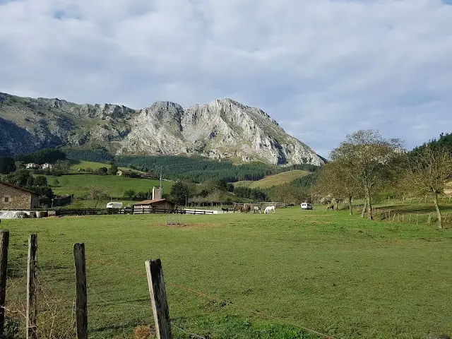 Valle de Atxondo con el macizo del Amboto al fondo