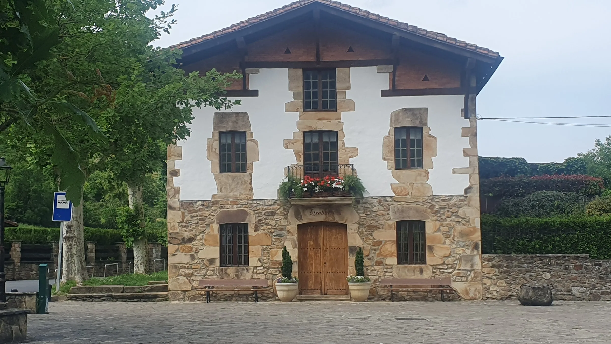 Caserío vasco tradicional en el valle de Atxondo