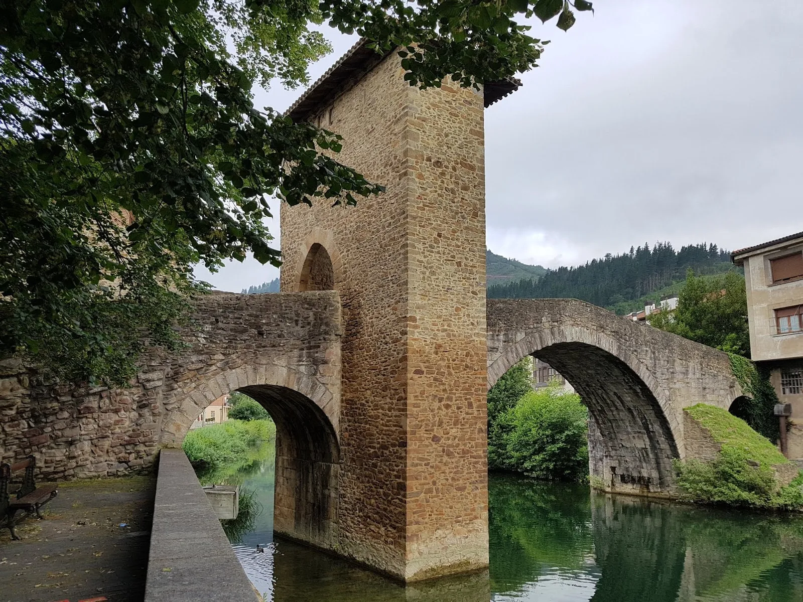 Puente Viejo de Balmaseda con su torre medieval