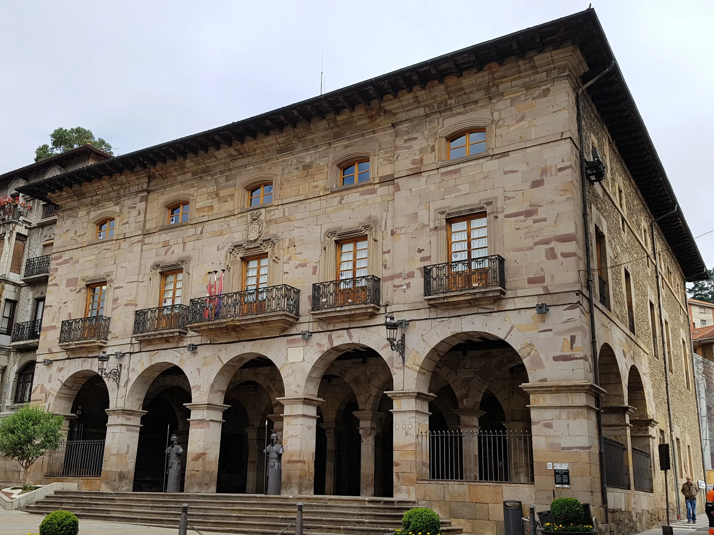 Ayuntamiento de Balmaseda con sus soportales