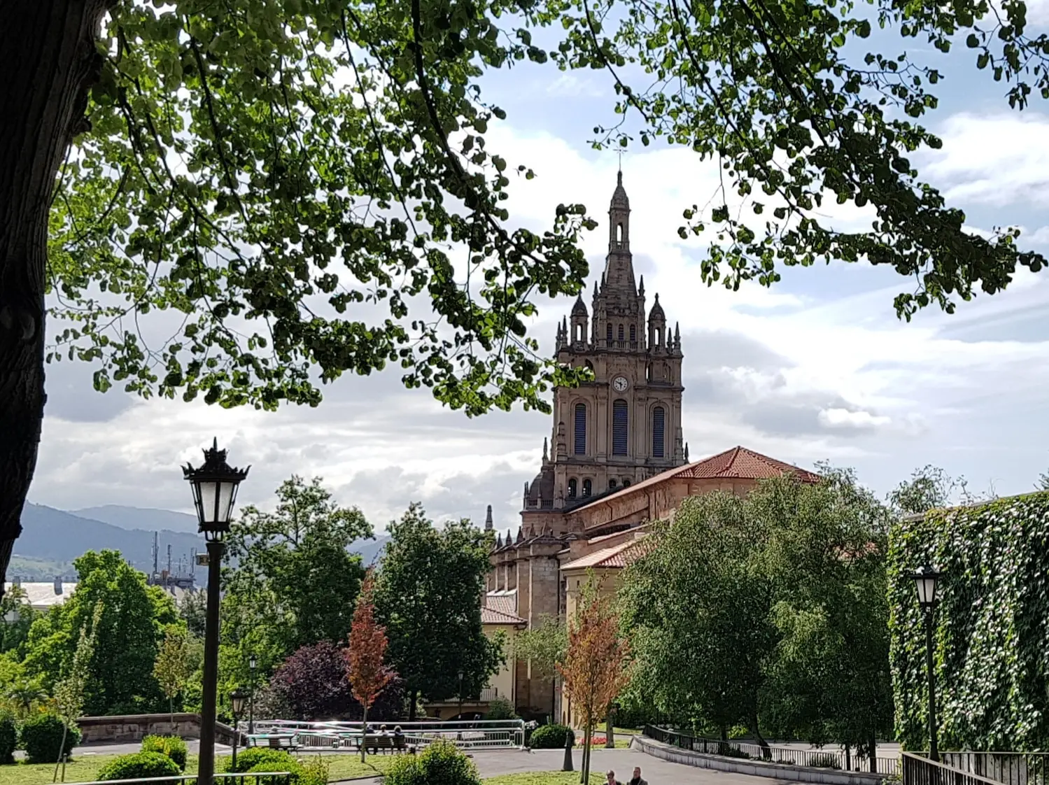 Basílica de Begoña entre los árboles