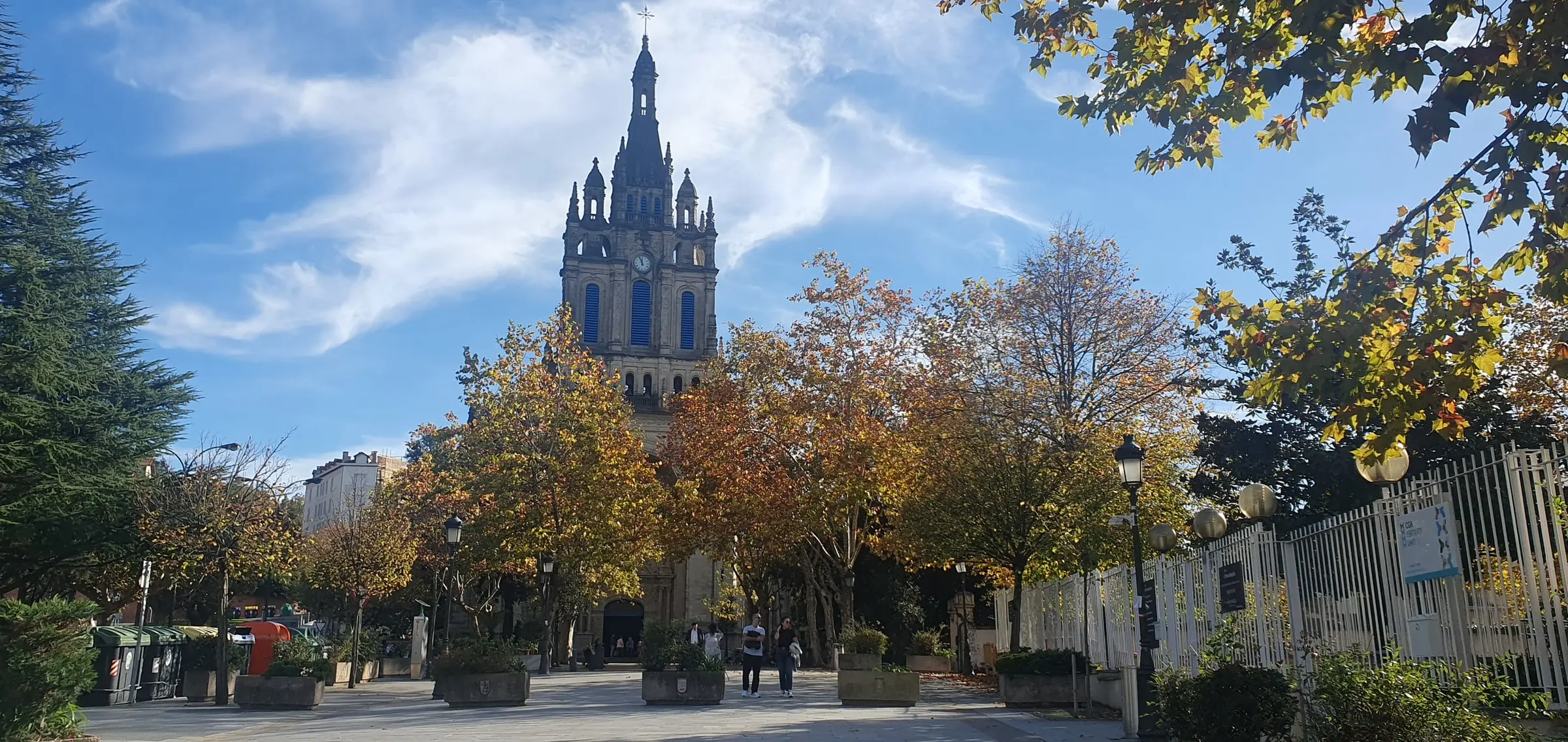 Torre de la Basílica de Begoña en otoño