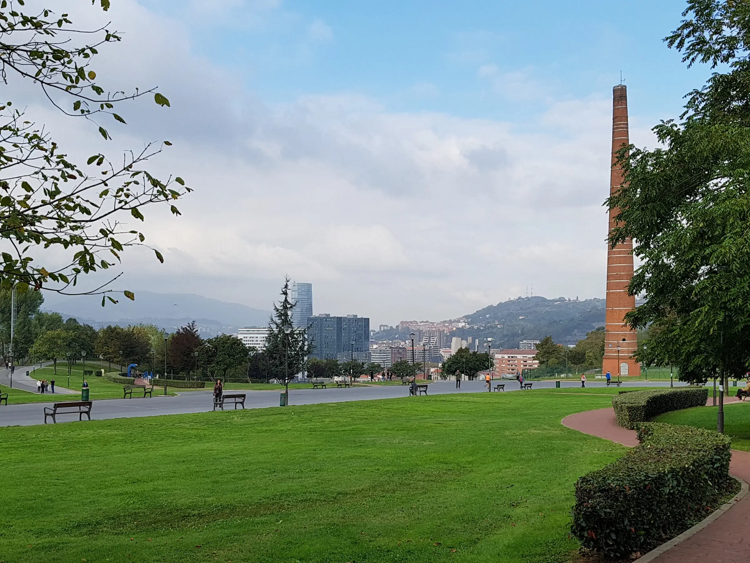 Parque Etxebarria con la chimenea de la antigua fábrica