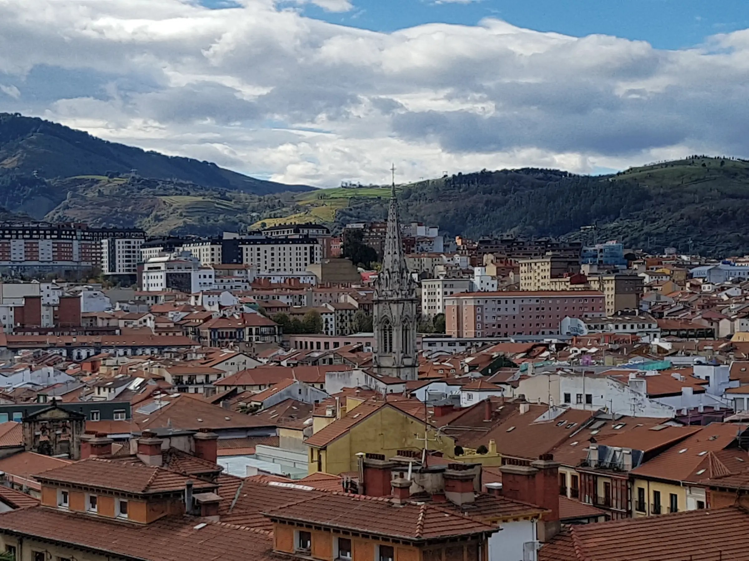 Tejados de Bilbao vistos desde el parque Etxebarria