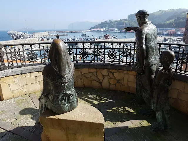 Estatuas de la familia marinera en el mirador de Bermeo