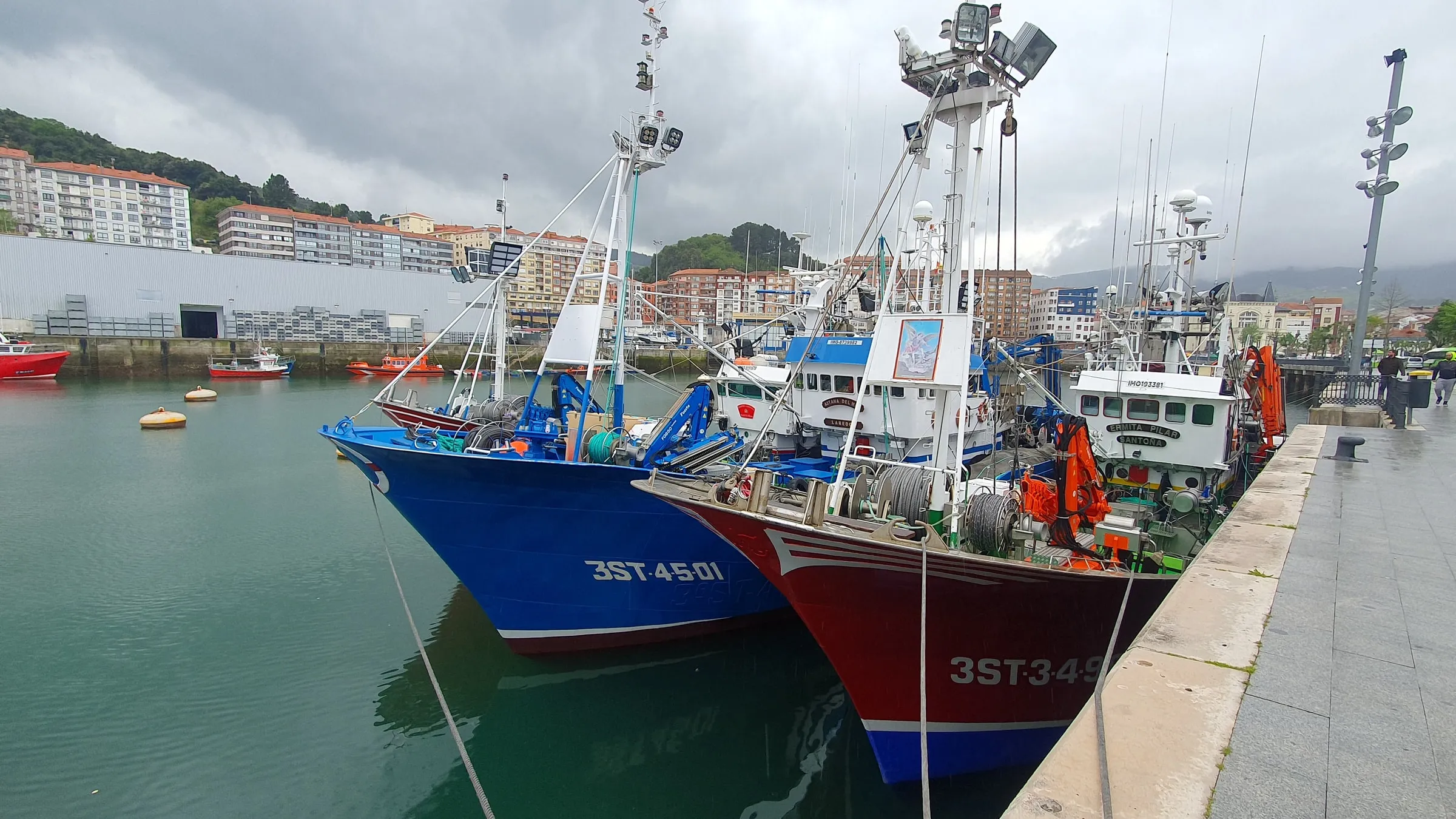 Barcos pesqueros de colores amarrados en el puerto de Bermeo