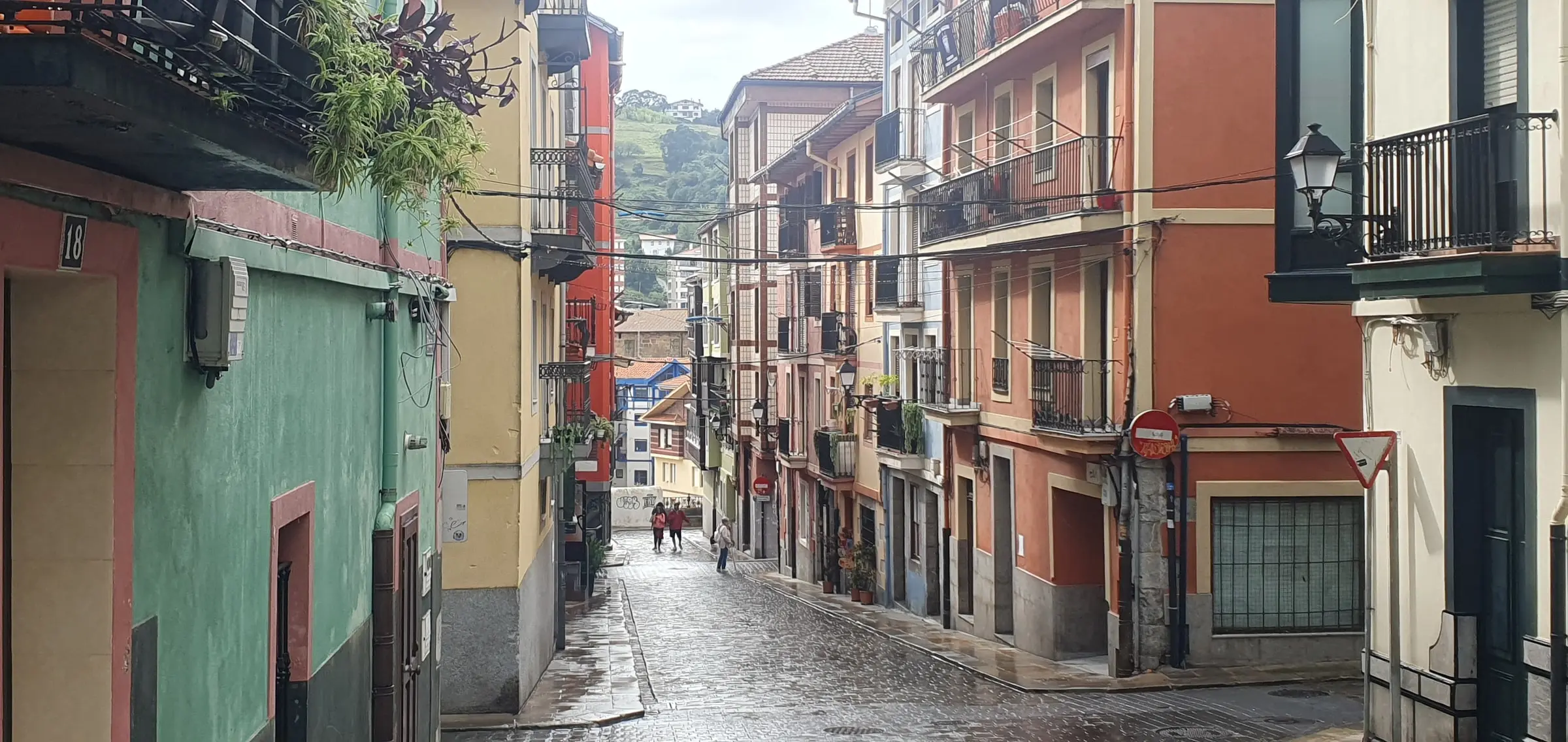 Calle empinada del barrio marinero de Bermeo