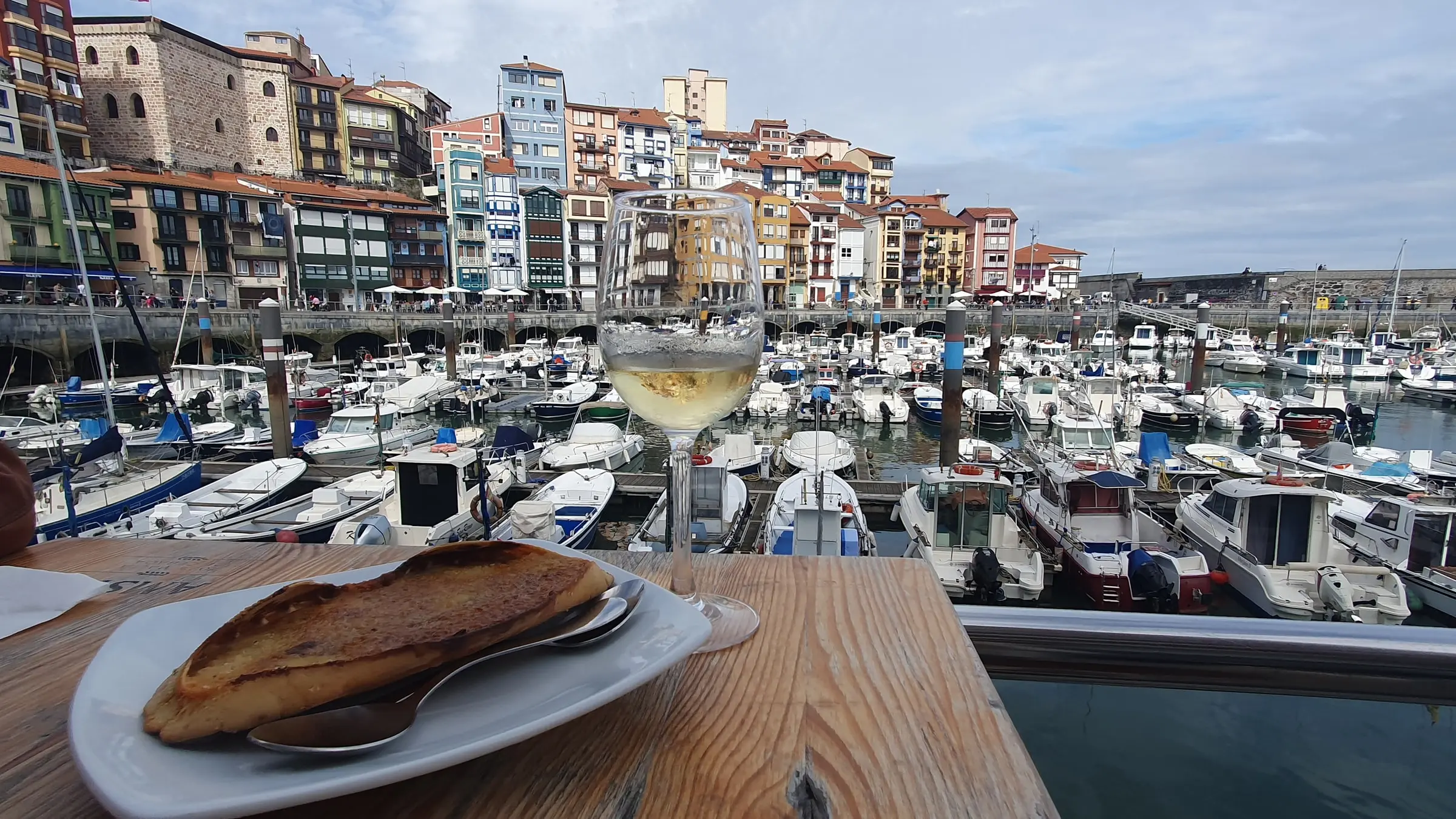 Pintxo frente al puerto viejo de Bermeo