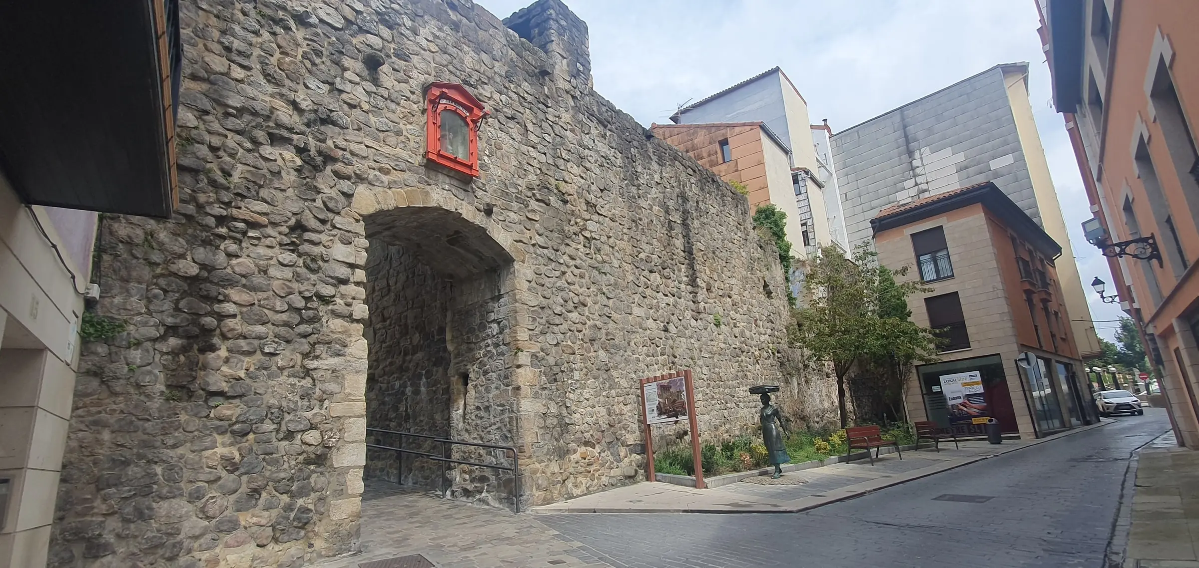 Puerta de San Juan, resto de la muralla medieval de Bermeo
