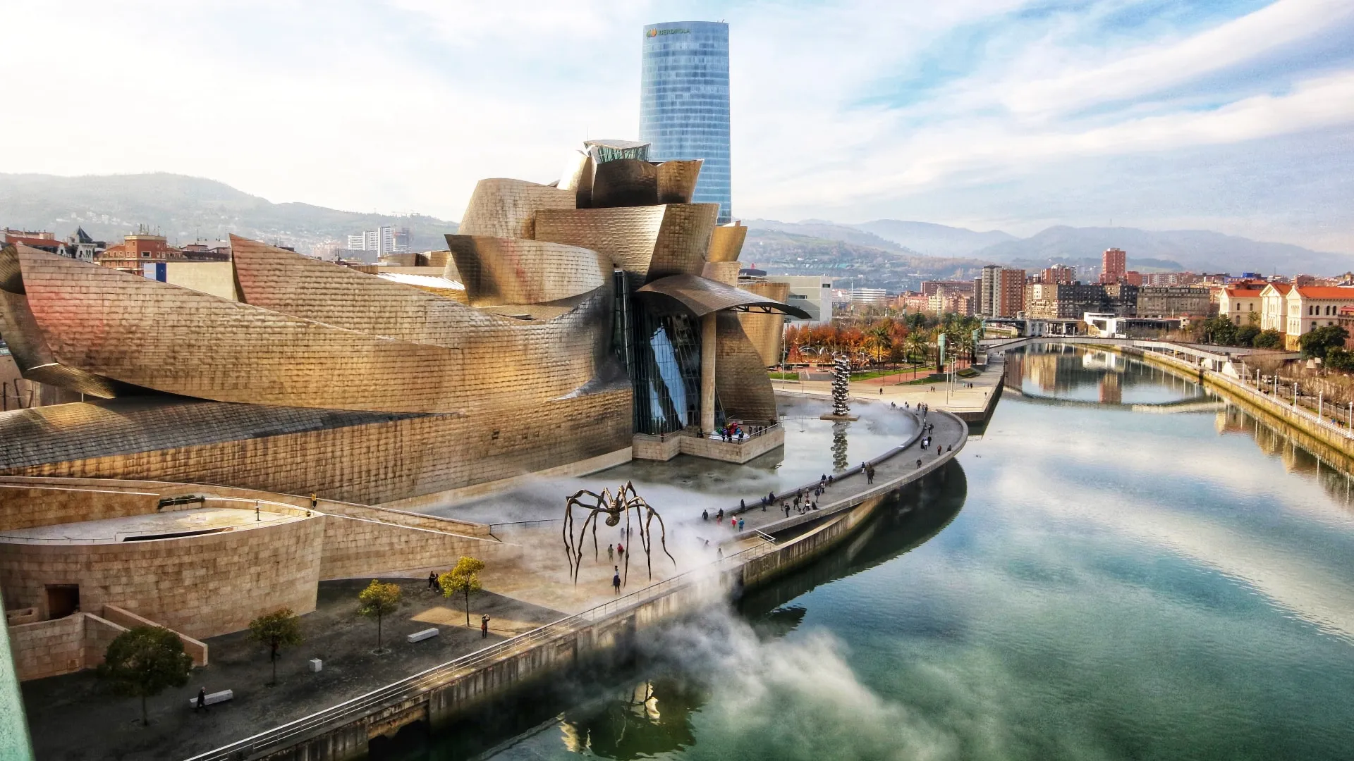 Museo Guggenheim Bilbao y la ría del Nervión con la Torre Iberdrola al fondo