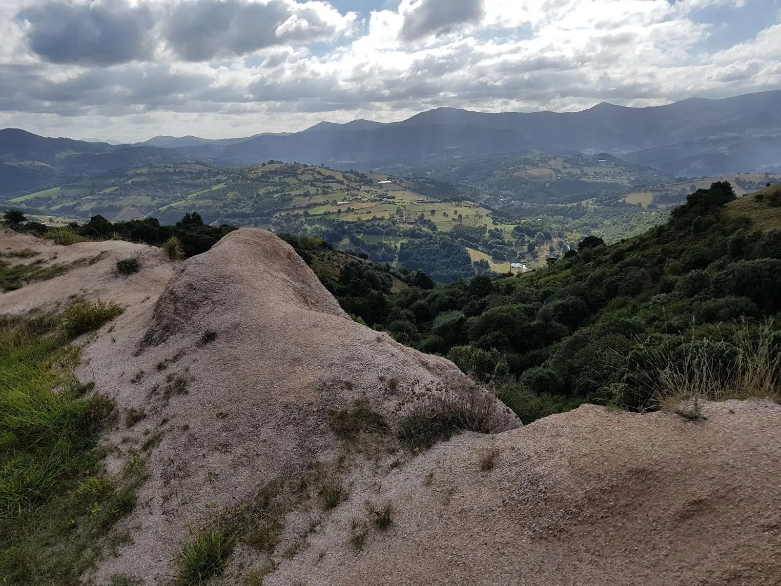 Vista del valle de Karrantza desde las rocas calizas