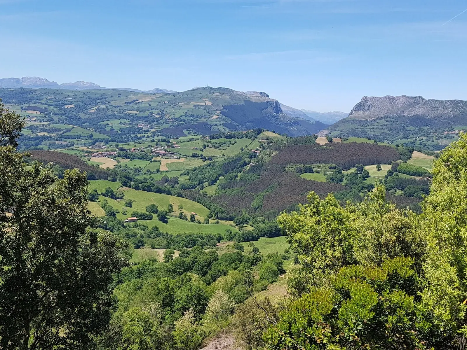 Panorámica del valle de Karrantza rodeado de montañas