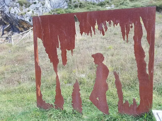 Escultura de hierro oxidado con siluetas de mineros