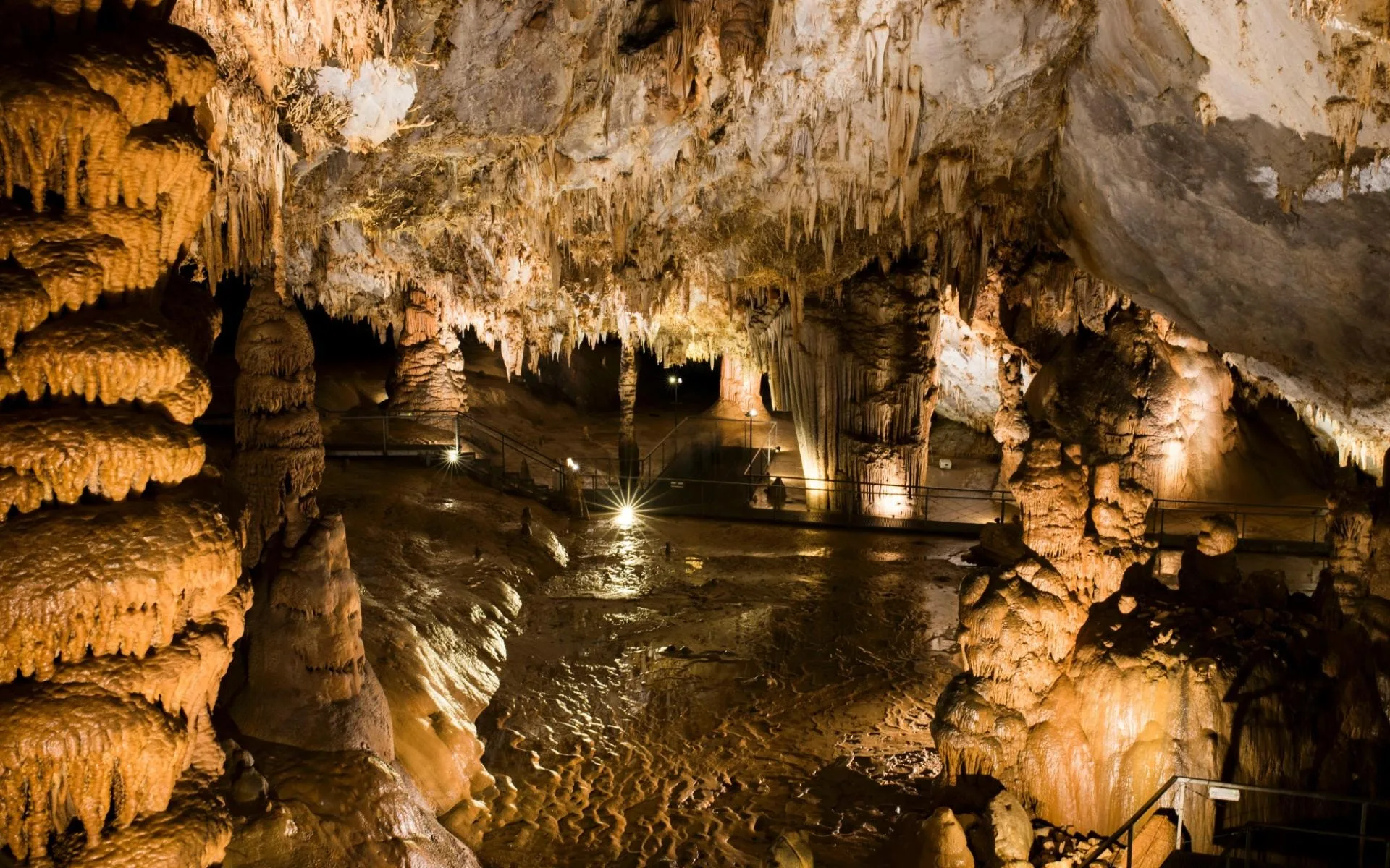 Estalactitas en el interior de la cueva de Pozalagua