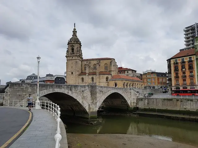 Iglesia y puente de San Antón sobre la ría de Bilbao