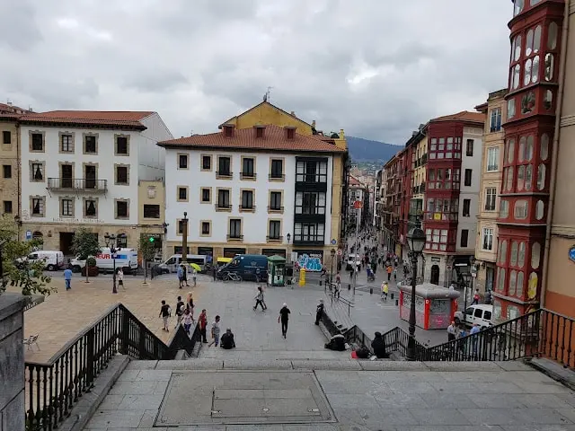 Calles del Casco Viejo de Bilbao desde la plaza de Unamuno