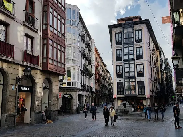 Gente paseando por las Siete Calles de Bilbao