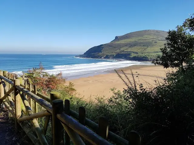 Playa de La Arena desde el paseo Itsas Lur de Cobarón