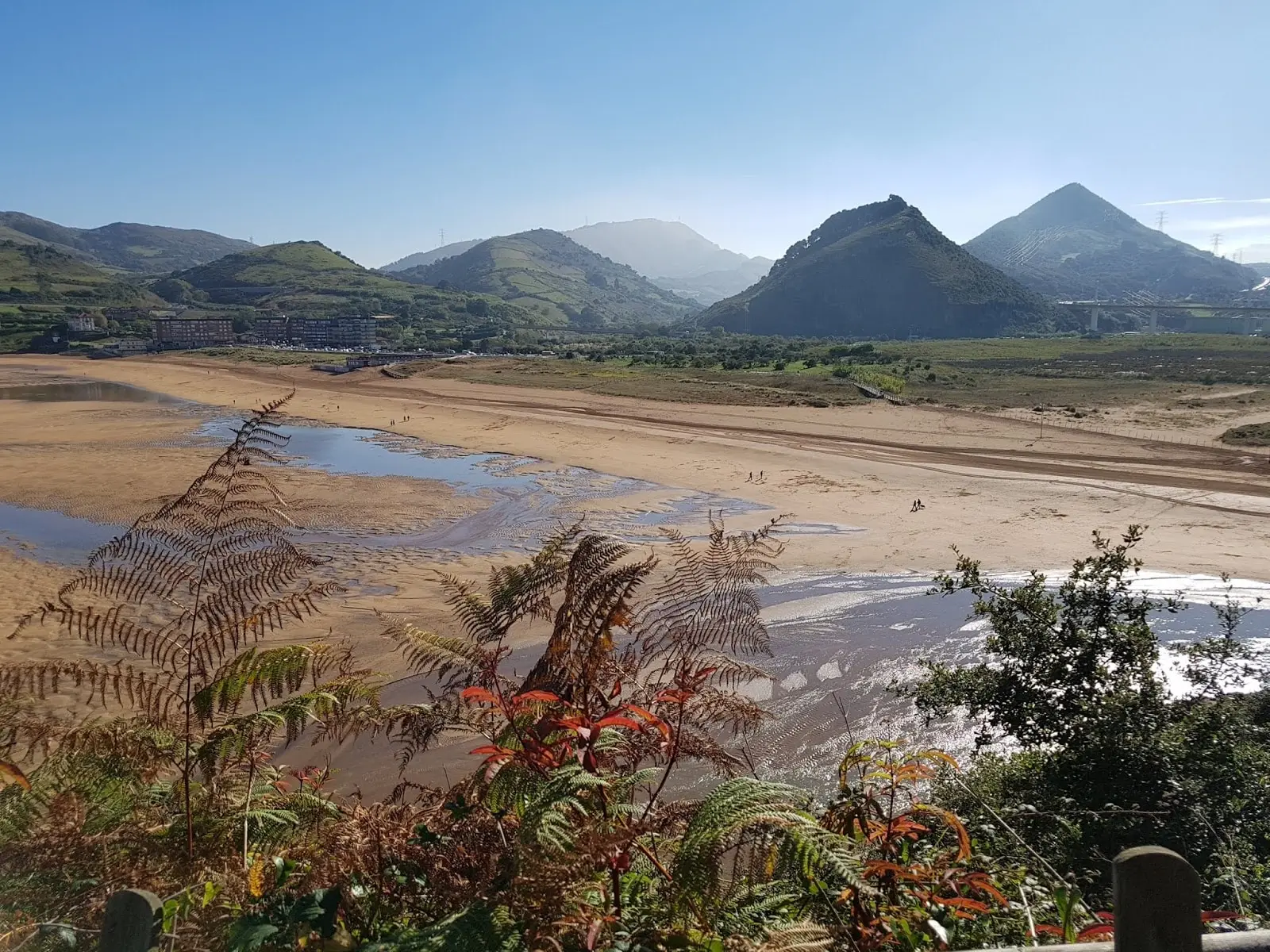 Desembocadura y playa de La Arena con los montes al fondo