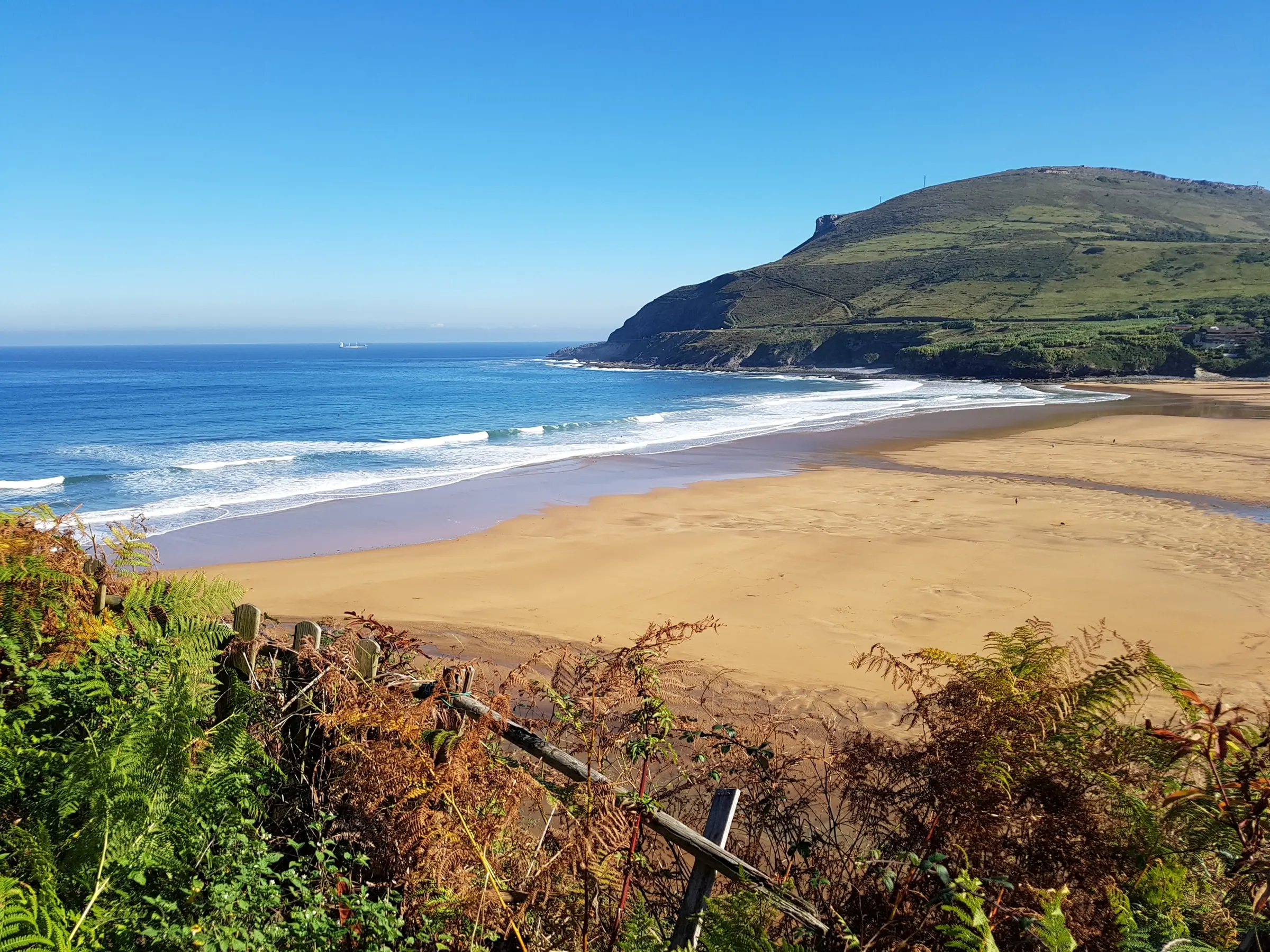 Playa de La Arena y la costa desde los acantilados de Cobarón