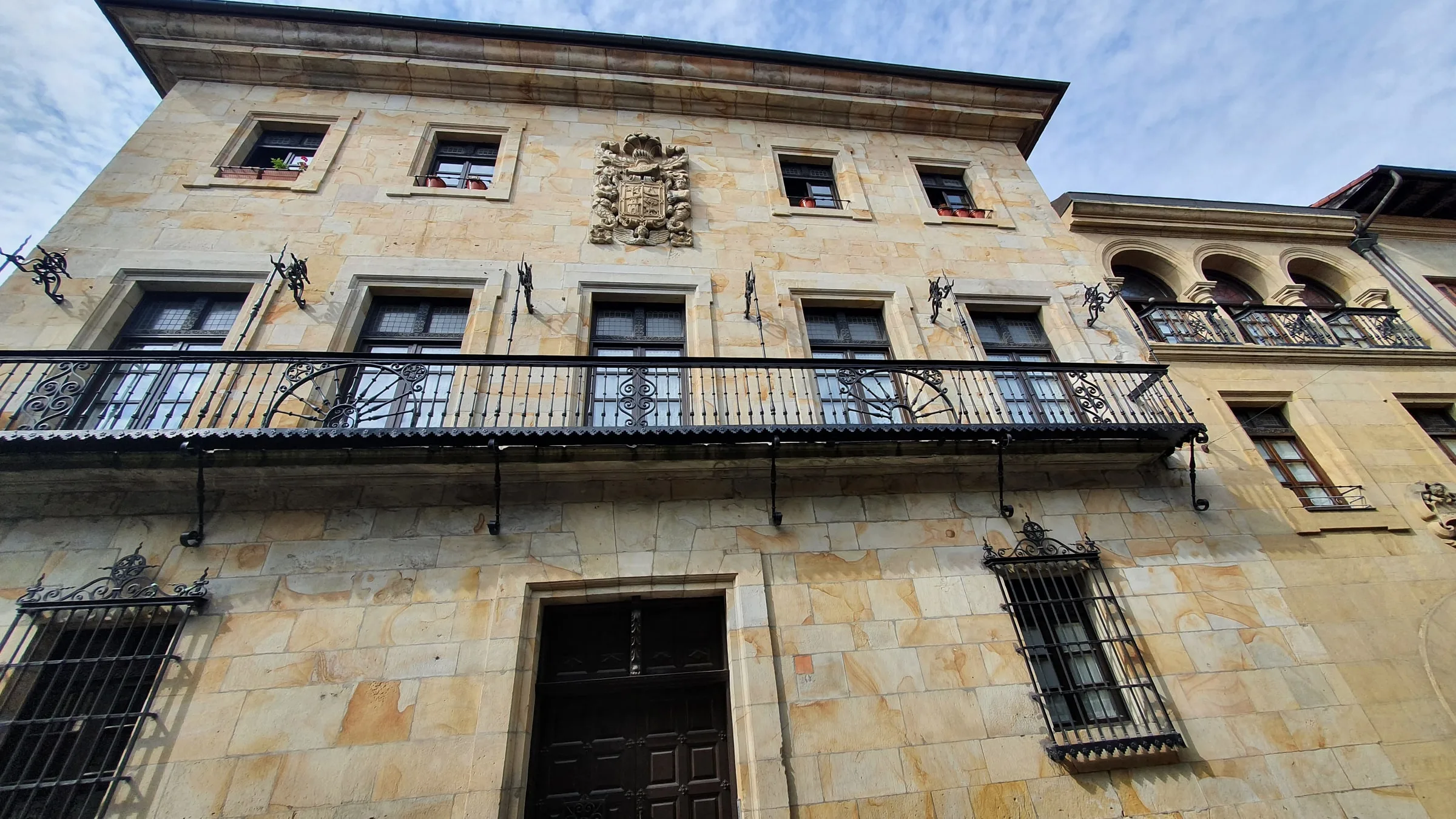 Palacio con escudo de armas en el casco histórico de Elorrio