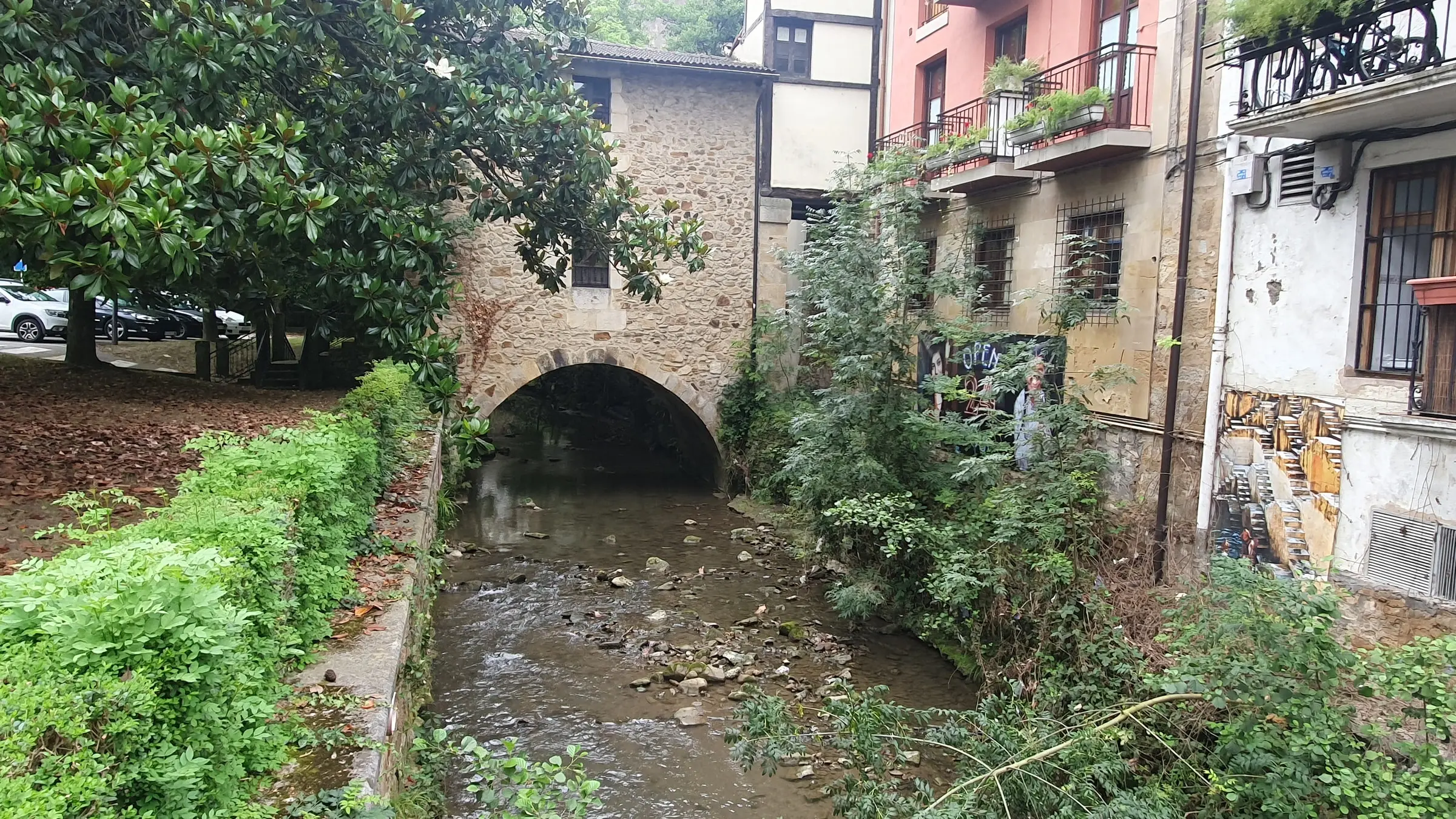 Puente de piedra sobre el río en Elorrio