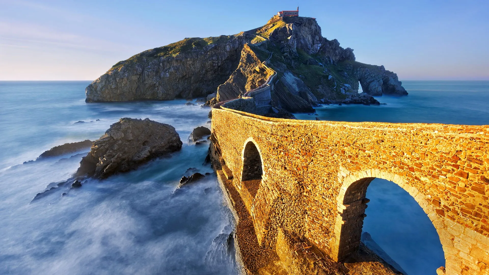 San Juan de Gaztelugatxe con su puente de piedra sobre el mar Cantábrico