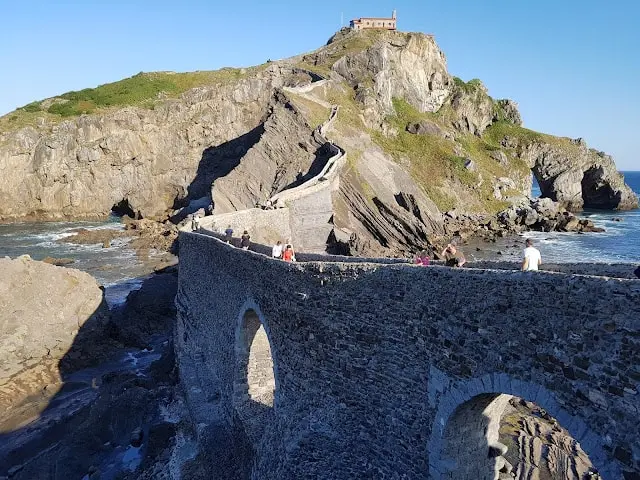 Puente y escalera que suben a San Juan de Gaztelugatxe