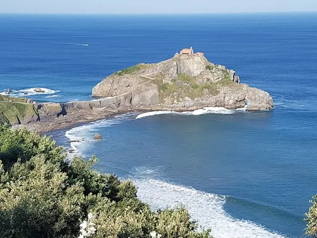 Vista del islote de Gaztelugatxe desde el acantilado