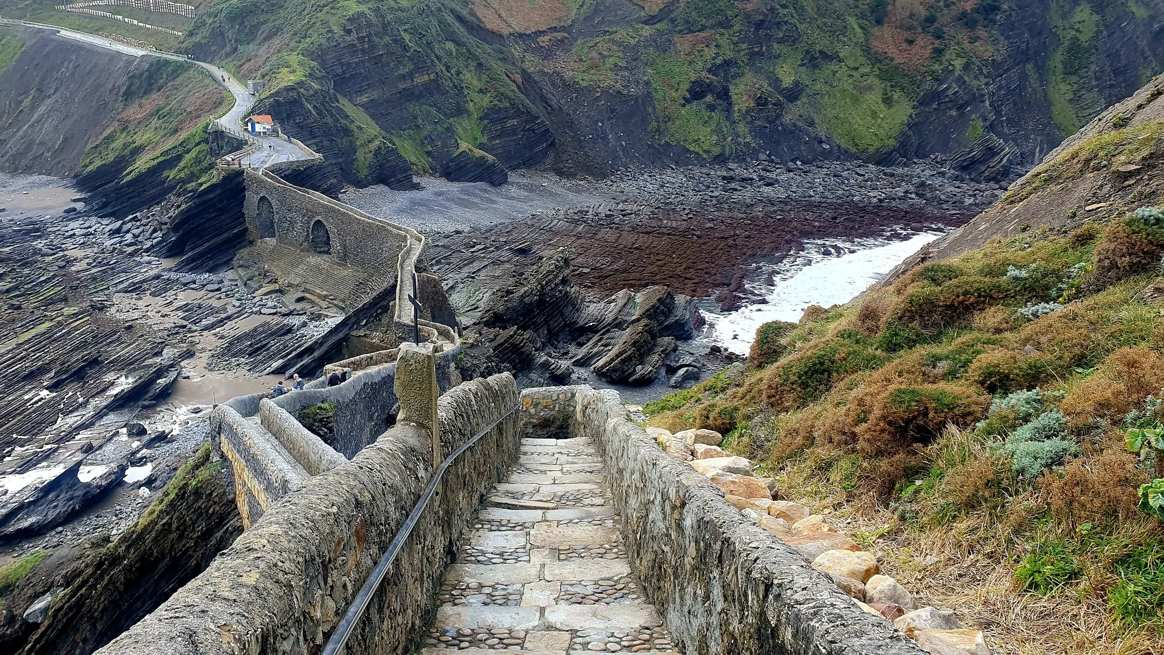 Camino empedrado que baja hacia Gaztelugatxe