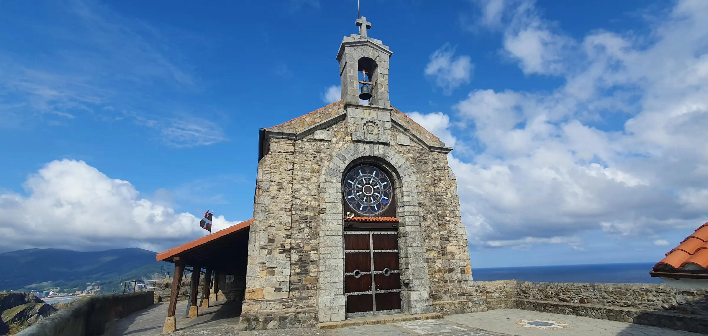 Ermita de San Juan de Gaztelugatxe con su campanario
