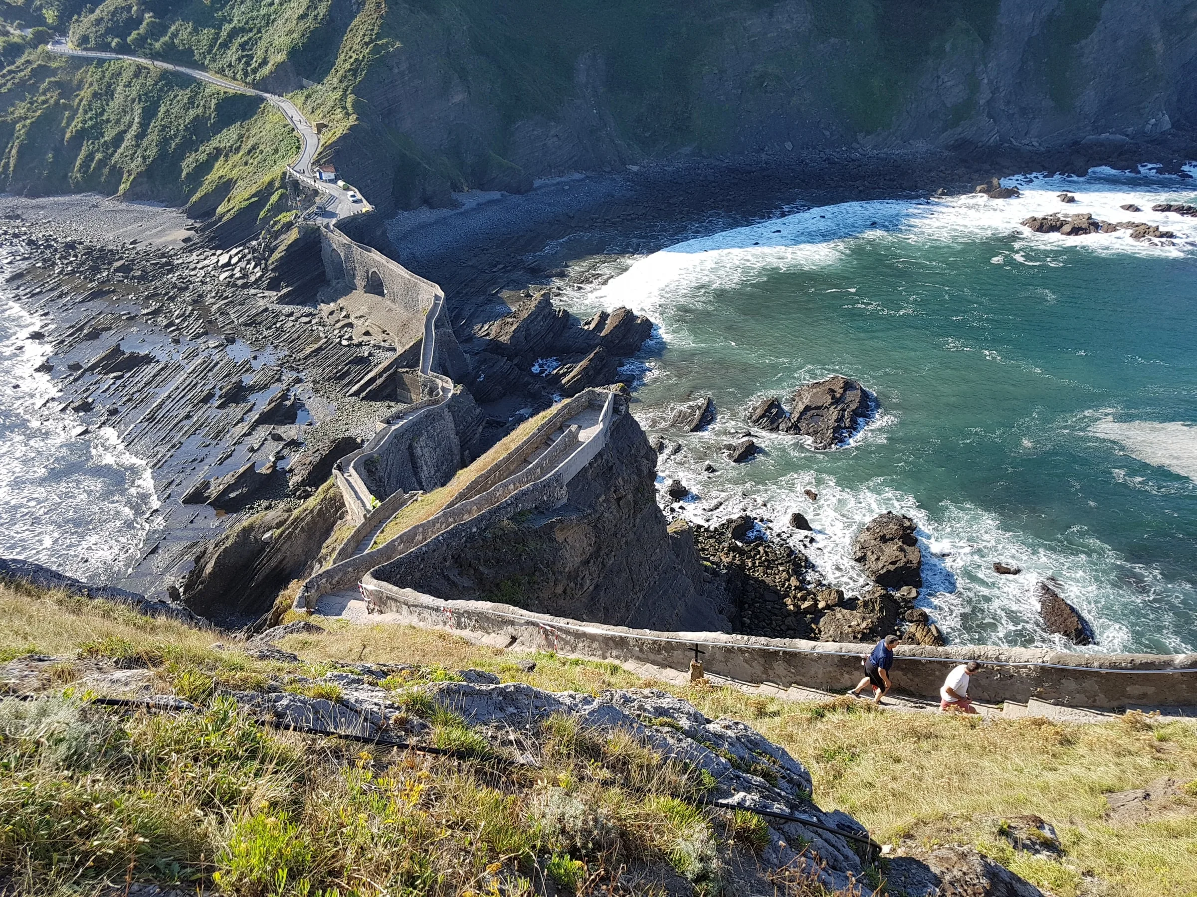 Olas rompiendo contra las rocas de Gaztelugatxe
