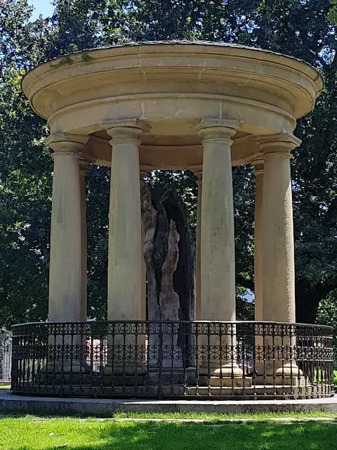 Templete con el tronco del viejo Árbol de Gernika