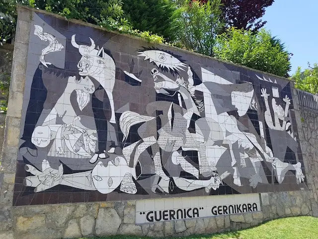 Mosaico del Guernica de Picasso a tamaño real en Gernika