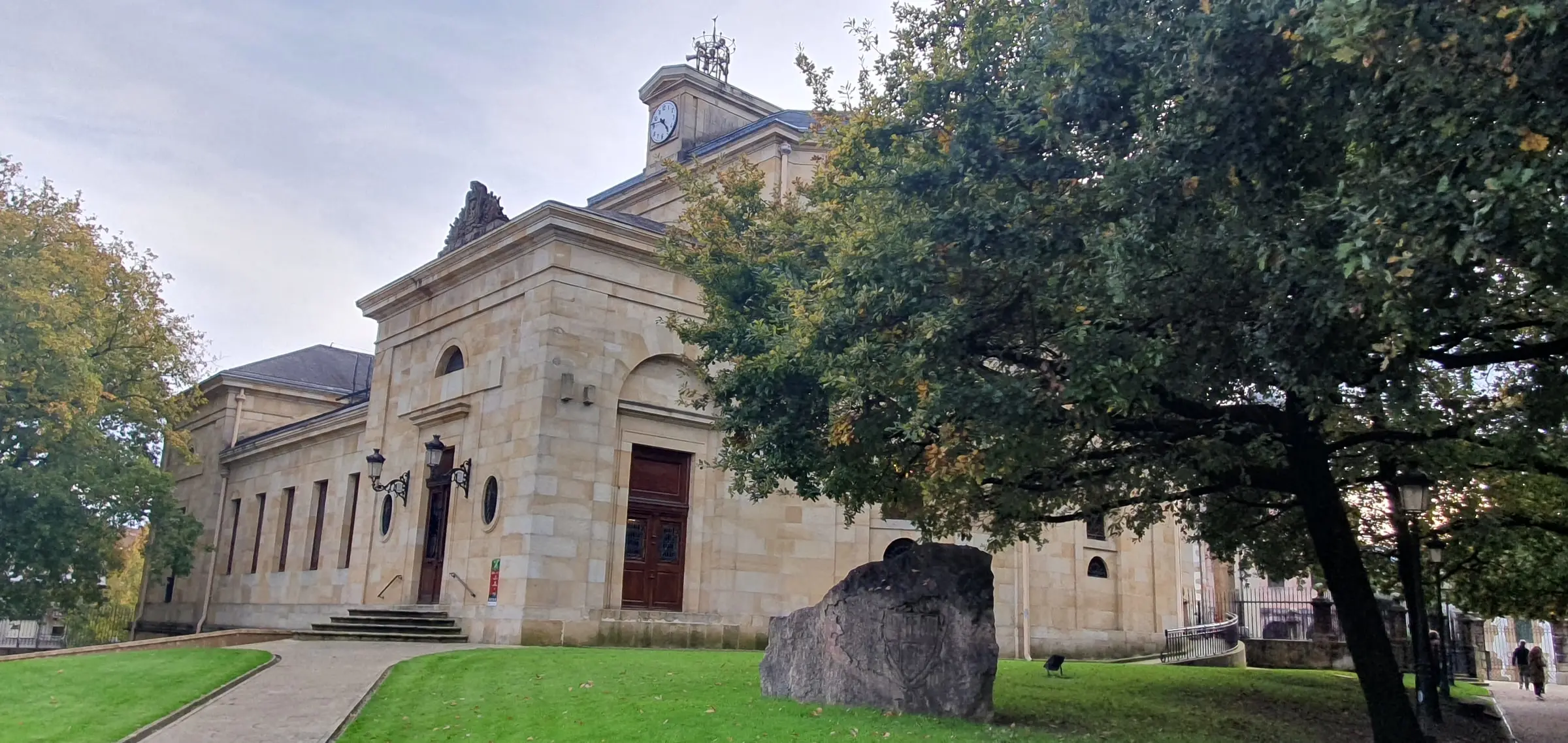 Casa de Juntas de Gernika y sus jardines