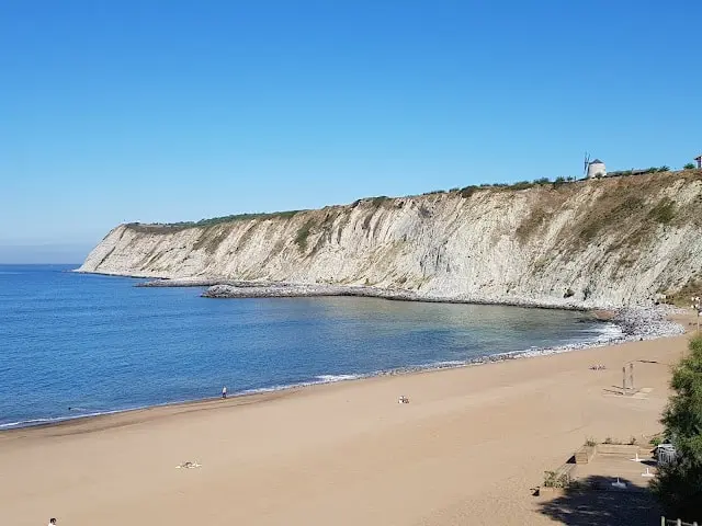 Acantilados y playa de Arrigunaga en Getxo