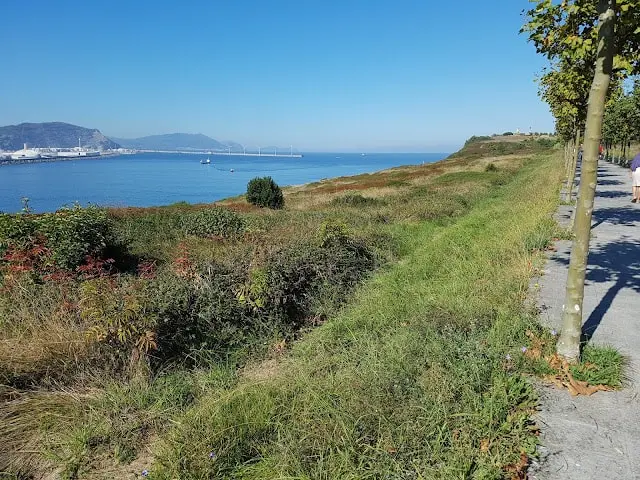 Sendero junto al mar en Punta Galea