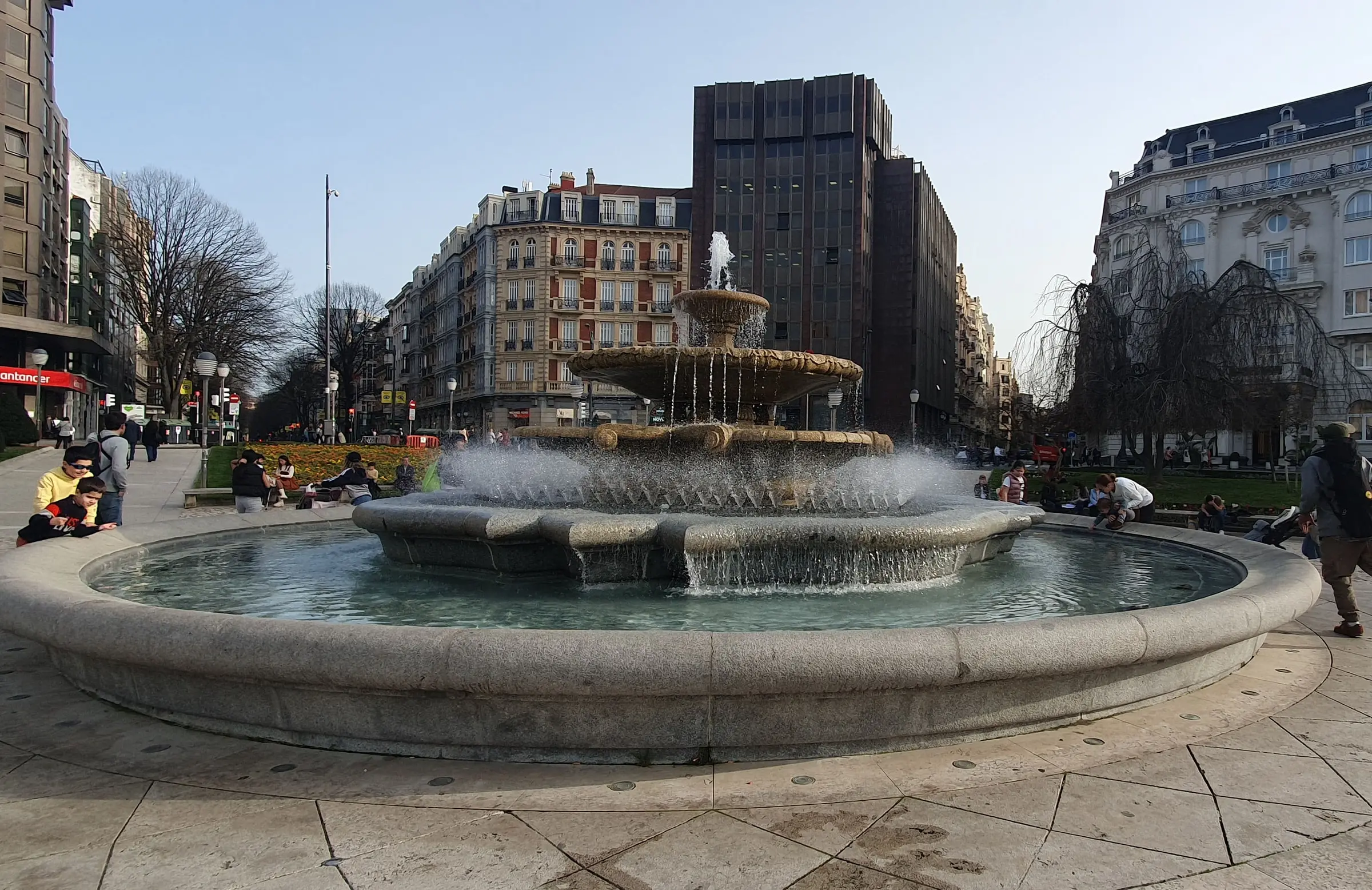 Fuente de la plaza Moyúa en la Gran Vía de Bilbao