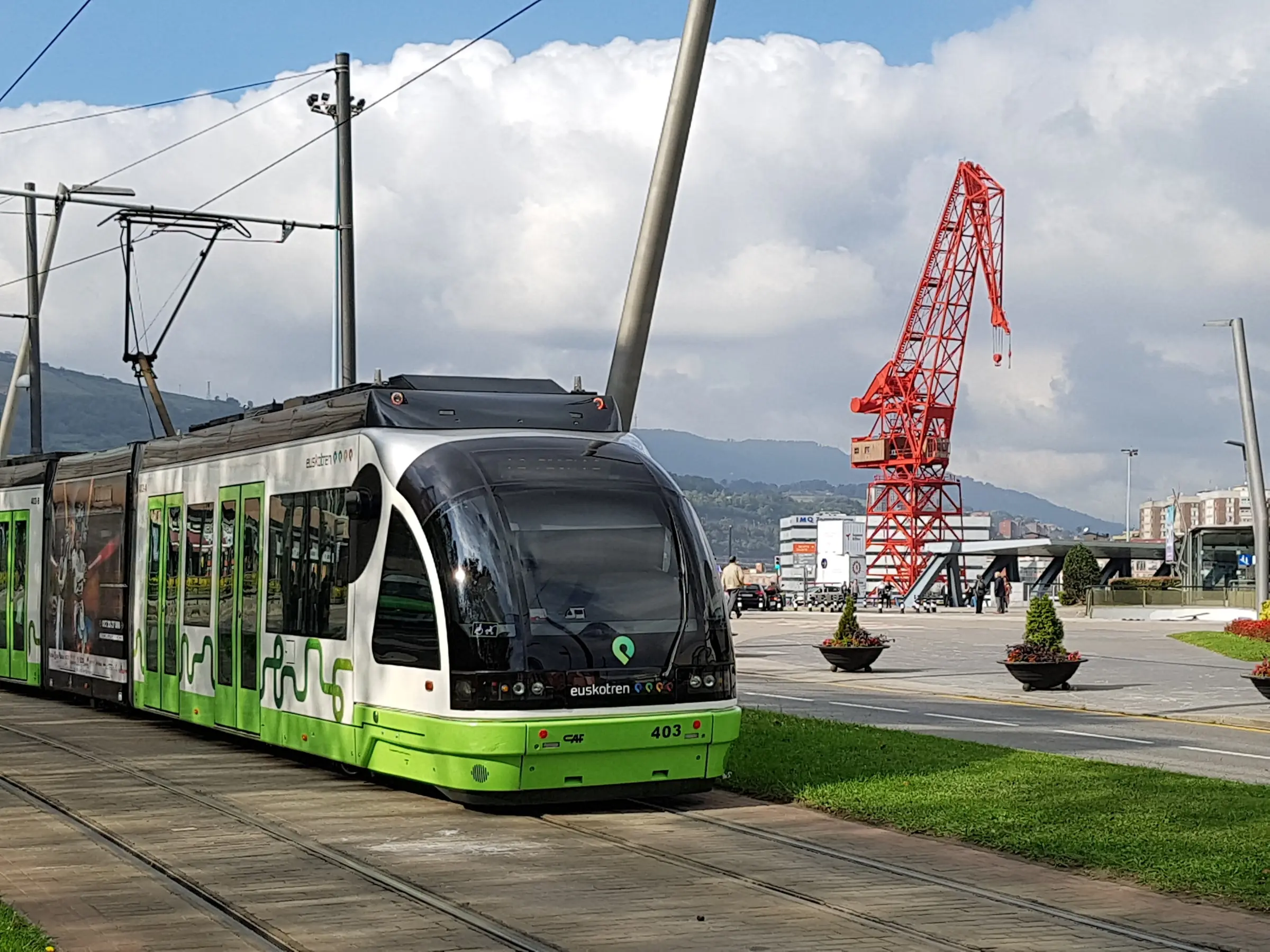 Tranvía de Bilbao junto a la grúa Carola
