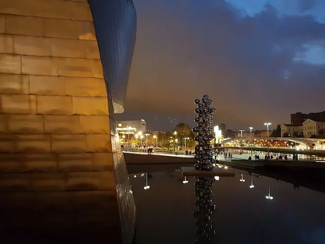 Escultura Tall Tree & The Eye junto al Guggenheim de noche