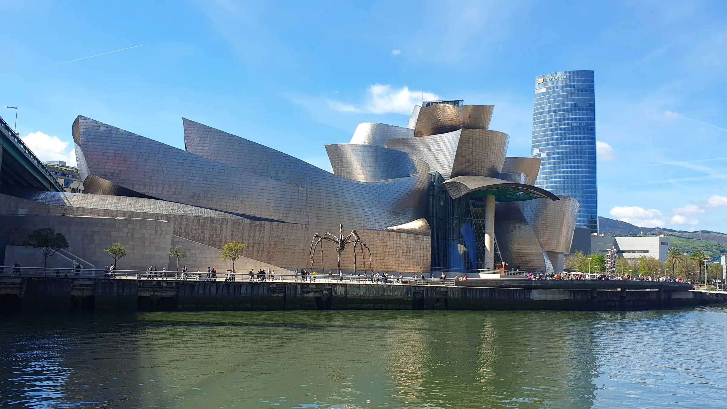 Museo Guggenheim Bilbao y la Torre Iberdrola desde la ría