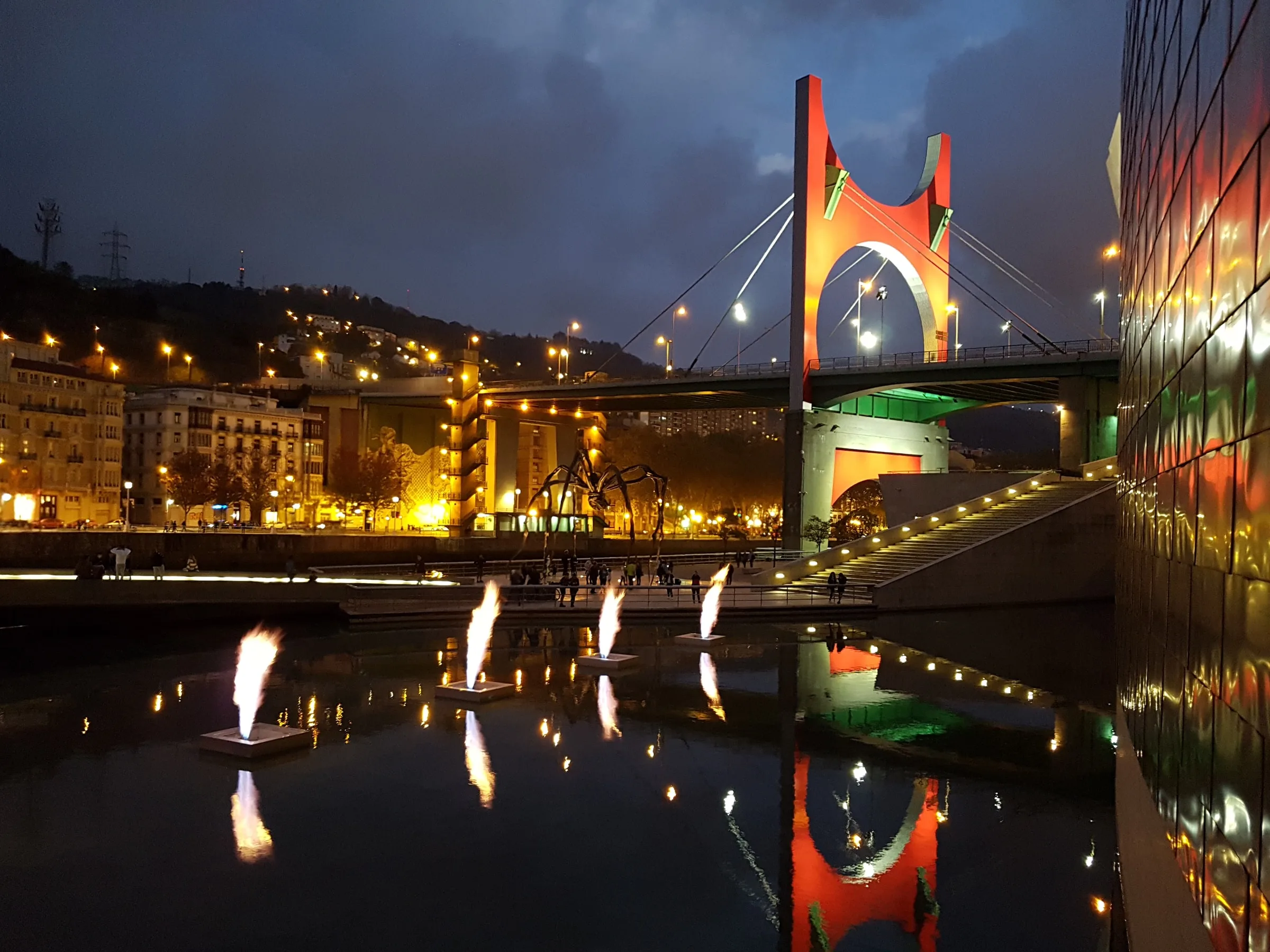 Puente de La Salve iluminado junto al Guggenheim de noche