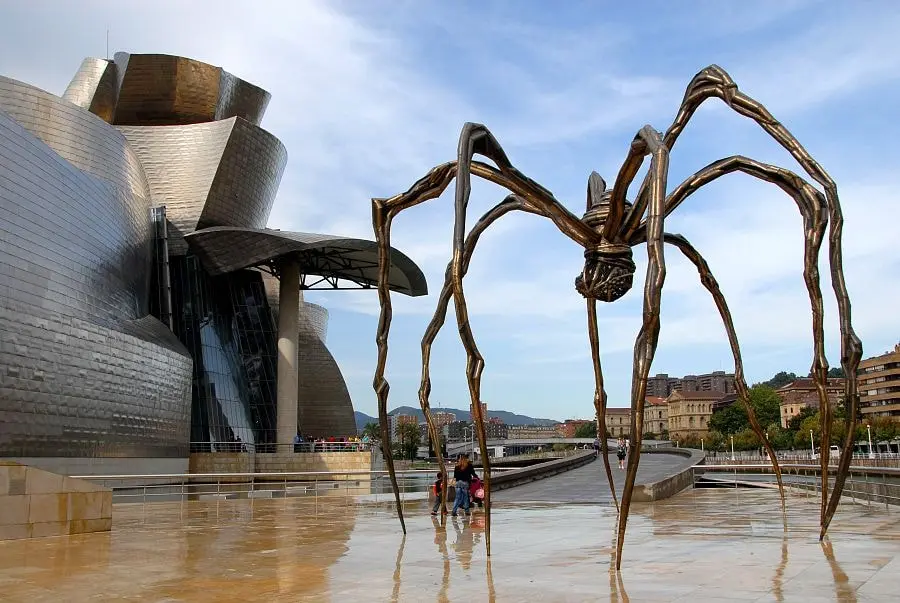 Mamá, la araña de Louise Bourgeois, junto al Guggenheim