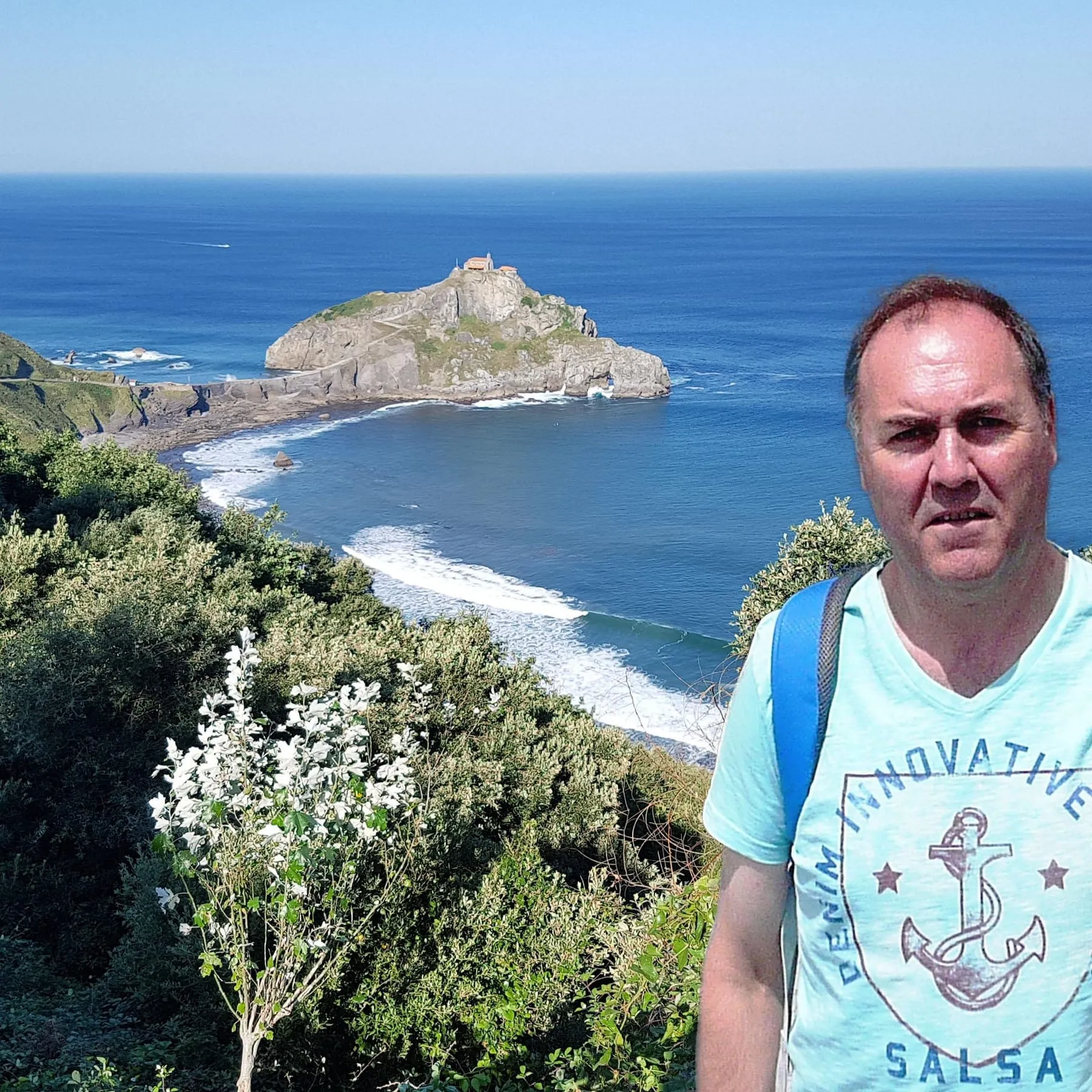 José Luis frente a San Juan de Gaztelugatxe